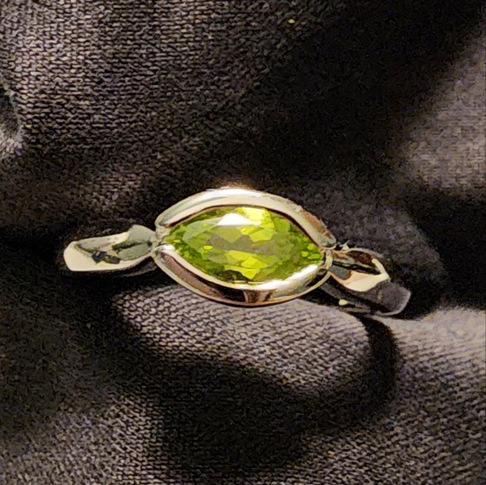 S925 Peridot Ring faceted marquise-cut gem set in silver, size 6, NEW!